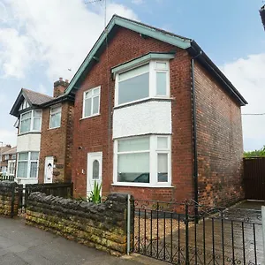 Cosy House In The Heart Of Beeston With Free Parking And Wifi Holiday home